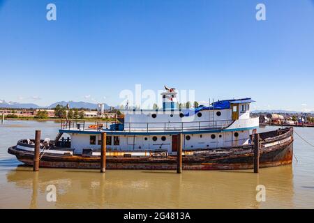 Bateau de plaisance abandonné amarré le long de la rive du fleuve Fraser à Vancouver Colombie-Britannique Canada Banque D'Images