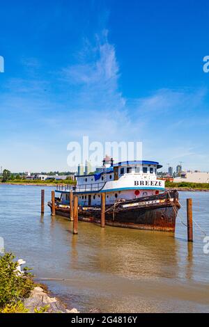 Bateau de plaisance abandonné amarré le long de la rive du fleuve Fraser à Vancouver Colombie-Britannique Canada Banque D'Images