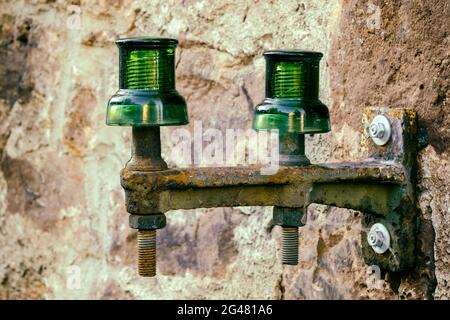 Isolant, isolant de verre sur une façade, ancien Banque D'Images