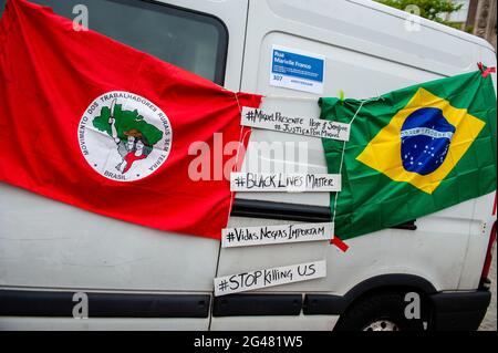 Une fourgonnette est vue décorée avec des drapeaux brésiliens et des placardes de Black Lives Matter pendant la manifestation.au moins 180 villes du Brésil ont déjà confirmé la tenue de manifestations contre le gouvernement Bolsonaro, une journée marquée par le hashtag #19J. À Amsterdam, la communauté brésilienne des pays-Bas s'est jointe à cette campagne mondiale en se rassemblant sur la place du Dam pour répudier le gouvernement brésilien, exiger une vaccination immédiate et le retour de l'aide d'urgence de R$600 pendant la durée de la pandémie au Brésil. (Photo par Ana Fernandez/SOPA Images/Sipa USA) Banque D'Images