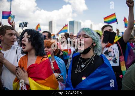 Varsovie, Pologne. 19 juin 2021. Les participants criaient des slogans au cours du mois de mars. La plus grande marche pour la fierté des homosexuels (appelée Parade de l'égalité) en Europe centrale s'est déroulée à nouveau à Varsovie pour la première fois en deux ans après une pause provoquée par une pandémie - et dans le contexte d'une réaction violente en Pologne et en Hongrie contre les droits des LGBT. Crédit : SOPA Images Limited/Alamy Live News Banque D'Images