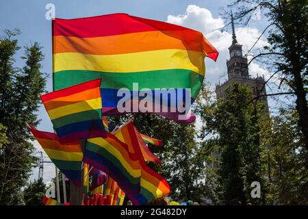 Varsovie, Pologne. 19 juin 2021. Les drapeaux arc-en-ciel ont vu des signes de tempête pendant la marche.la plus grande marche de la fierté gay (appelée Parade de l'égalité) en Europe centrale a eu lieu à nouveau à Varsovie pour la première fois en deux ans après une rupture provoquée par une pandémie - et dans le contexte d'une réaction en Pologne et en Hongrie contre les droits des LGBT. Crédit : SOPA Images Limited/Alamy Live News Banque D'Images