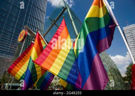 Varsovie, Pologne. 19 juin 2021. Les drapeaux arc-en-ciel ont vu des signes de tempête pendant la marche.la plus grande marche de la fierté gay (appelée Parade de l'égalité) en Europe centrale a eu lieu à nouveau à Varsovie pour la première fois en deux ans après une rupture provoquée par une pandémie - et dans le contexte d'une réaction en Pologne et en Hongrie contre les droits des LGBT. Crédit : SOPA Images Limited/Alamy Live News Banque D'Images