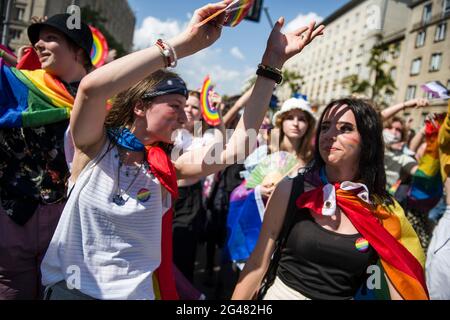 Varsovie, Pologne. 19 juin 2021. Les participants ont vu danser pendant le mois de mars.la plus grande marche de la fierté gay (appelée Parade de l'égalité) en Europe centrale a eu lieu à Varsovie pour la première fois en deux ans après une pause provoquée par une pandémie - et dans le contexte d'une réaction en Pologne et en Hongrie contre les droits des LGBT. Crédit : SOPA Images Limited/Alamy Live News Banque D'Images