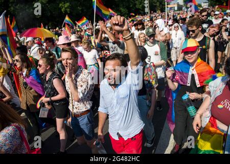 Varsovie, Pologne. 19 juin 2021. Les participants criant et faisant la gestuelle pendant le mois de mars.la plus grande marche de la fierté gay (appelée Parade de l'égalité) en Europe centrale a eu lieu à nouveau à Varsovie pour la première fois en deux ans après une rupture provoquée par une pandémie - et dans le contexte d'une réaction en Pologne et en Hongrie contre les droits des LGBT. Crédit : SOPA Images Limited/Alamy Live News Banque D'Images