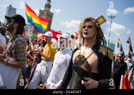 Varsovie, Pologne. 19 juin 2021. Une reine de drag est vue pendant la marche.la plus grande marche de la fierté gay (appelée Parade de l'égalité) en Europe centrale a eu lieu à Varsovie pour la première fois en deux ans après une rupture provoquée par une pandémie - et dans le contexte d'une réaction en Pologne et en Hongrie contre les droits LGBT. (Photo par Attila Husejnow/SOPA Images/Sipa USA) crédit: SIPA USA/Alay Live News Banque D'Images