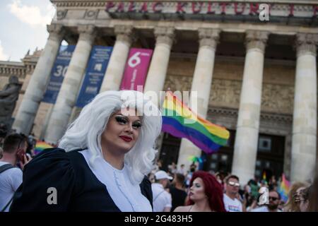 Varsovie, Pologne. 19 juin 2021. Une reine de drag est vue pendant la marche.la plus grande marche de la fierté gay (appelée Parade de l'égalité) en Europe centrale a eu lieu à Varsovie pour la première fois en deux ans après une rupture provoquée par une pandémie - et dans le contexte d'une réaction en Pologne et en Hongrie contre les droits LGBT. (Photo par Attila Husejnow/SOPA Images/Sipa USA) crédit: SIPA USA/Alay Live News Banque D'Images