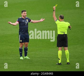 18 juin 2021 - Angleterre / Ecosse - UEFA Euro 2020 Group D Match - Wembley - Londres John McGinn d'Écosse reçoit une carte jaune lors du match de l'Angleterre contre l'Ecosse dans les Championnats d'Europe UEFA 2020 crédit photo : © Mark pain / Alay Live News Banque D'Images