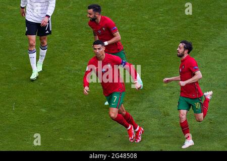 MUNCHEN, ALLEMAGNE - JUIN 19 : Cristiano Ronaldo du Portugal célèbre son premier but avec Bruno Fernandes du Portugal et Bernardo Silva du Portugal lors du match de l'UEFA Euro 2020 Groupe F entre le Portugal et l'Allemagne à Allianz Arena le 19 juin 2021 à Munchen, Allemagne (photo d'Andre Weening/Orange Pictures) Banque D'Images