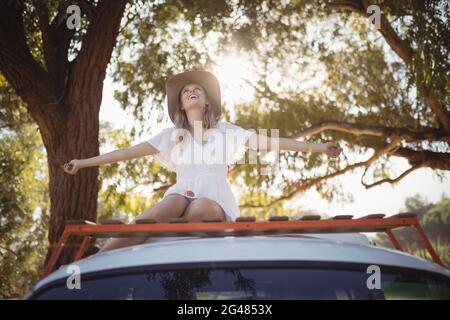 Jeune femme assise sur une camionnette Banque D'Images