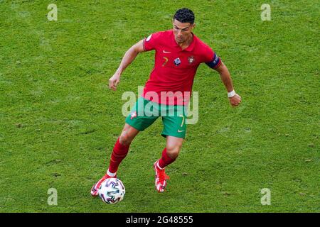 MUNCHEN, ALLEMAGNE - JUIN 19 : Cristiano Ronaldo du Portugal contrôle le ballon lors du match de l'UEFA Euro 2020 Groupe F entre le Portugal et l'Allemagne à Allianz Arena le 19 juin 2021 à Munchen, Allemagne (photo d'Andre Weening/Orange Pictures) Banque D'Images