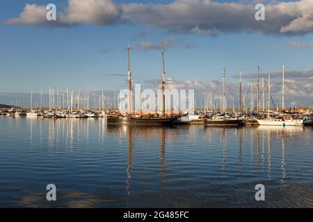 Bateaux à voile au port de Brixham, Torbay, Devon, Angleterre, Royaume-Uni Banque D'Images