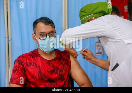 Dhaka, Bangladesh. 19 juin 2021. Un étudiant en médecine reçoit une dose du vaccin contre le coronavirus Sinopharma à l'hôpital du Dhaka Medical College, à Dhaka, au Bangladesh, le 19 juin 2021. Credit: Suvra Kanti Das/ZUMA Wire/Alay Live News Banque D'Images