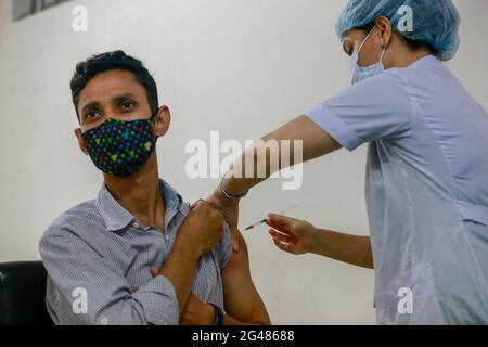 Dhaka, Bangladesh. 19 juin 2021. Un étudiant en médecine reçoit une dose du vaccin contre le coronavirus Sinopharma à l'hôpital du Dhaka Medical College, à Dhaka, au Bangladesh, le 19 juin 2021. Credit: Suvra Kanti Das/ZUMA Wire/Alay Live News Banque D'Images