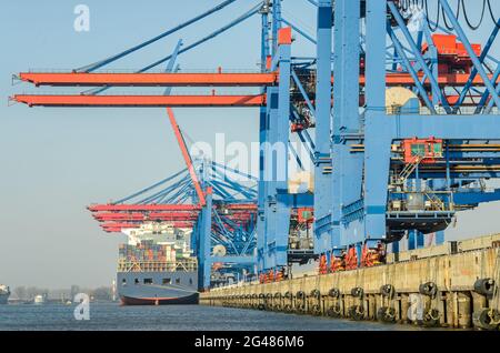 Installations portuaires, terminal à conteneurs et grand navire à conteneurs à Hambourg, en Allemagne Banque D'Images