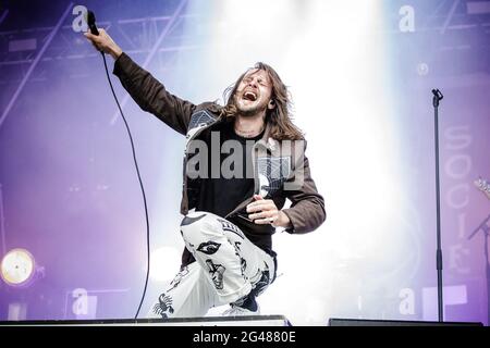 Donington Park, Leicestershire, Royaume-Uni. 19 juin 2021. Pendant qu'elle dort se déroule en direct sur scène au Download Pilot Festival, au Royaume-Uni. L'événement pilote est un festival de camping d'une capacité de 10,000 et fait partie de la deuxième phase du Programme de recherche sur les événements du gouvernement. Le premier festival de fin de semaine complet avec campeurs au Royaume-Uni depuis le confinement en mars 2020. Tout le monde sur site aura effectué un test de débit latéral avant l'entrée, aura reçu un résultat négatif et aura également effectué un test PCR. Tout le monde est autorisé à chanter, danser, et même se câlin sans masque ni distanciation sociale. Télécharger Pilot Festival, Royaume-Uni. L'événement pilote Banque D'Images