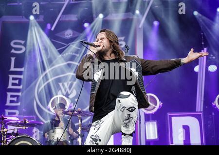 Donington Park, Leicestershire, Royaume-Uni. 19 juin 2021. Pendant qu'elle dort se déroule en direct sur scène au Download Pilot Festival, au Royaume-Uni. L'événement pilote est un festival de camping d'une capacité de 10,000 et fait partie de la deuxième phase du Programme de recherche sur les événements du gouvernement. Le premier festival de fin de semaine complet avec campeurs au Royaume-Uni depuis le confinement en mars 2020. Tout le monde sur site aura effectué un test de débit latéral avant l'entrée, aura reçu un résultat négatif et aura également effectué un test PCR. Tout le monde est autorisé à chanter, danser, et même se câlin sans masque ni distanciation sociale. Télécharger Pilot Festival, Royaume-Uni. L'événement pilote Banque D'Images