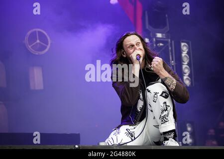 Donington Park, Leicestershire, Royaume-Uni. 19 juin 2021. Pendant qu'elle dort se déroule en direct sur scène au Download Pilot Festival, au Royaume-Uni. L'événement pilote est un festival de camping d'une capacité de 10,000 et fait partie de la deuxième phase du Programme de recherche sur les événements du gouvernement. Le premier festival de fin de semaine complet avec campeurs au Royaume-Uni depuis le confinement en mars 2020. Tout le monde sur site aura effectué un test de débit latéral avant l'entrée, aura reçu un résultat négatif et aura également effectué un test PCR. Tout le monde est autorisé à chanter, danser, et même se câlin sans masque ni distanciation sociale. Télécharger Pilot Festival, Royaume-Uni. L'événement pilote Banque D'Images