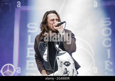 Donington Park, Leicestershire, Royaume-Uni. 19 juin 2021. Pendant qu'elle dort se déroule en direct sur scène au Download Pilot Festival, au Royaume-Uni. L'événement pilote est un festival de camping d'une capacité de 10,000 et fait partie de la deuxième phase du Programme de recherche sur les événements du gouvernement. Le premier festival de fin de semaine complet avec campeurs au Royaume-Uni depuis le confinement en mars 2020. Tout le monde sur site aura effectué un test de débit latéral avant l'entrée, aura reçu un résultat négatif et aura également effectué un test PCR. Tout le monde est autorisé à chanter, danser, et même se câlin sans masque ni distanciation sociale. Télécharger Pilot Festival, Royaume-Uni. L'événement pilote Banque D'Images