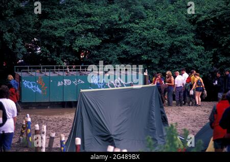 Toilettes boueuses au festival Glastonbury, Pilton, Somerset, Angleterre Banque D'Images