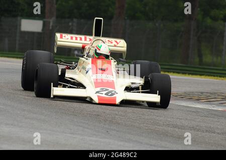 Imola, 6 juin 2012: Course inconnue voiture F1 classique 1974 Lola T370 de l'équipe de course Embassy Hill ex Graham Hill - Rolf Stommelen pendant la pratique d'Imola CLA Banque D'Images