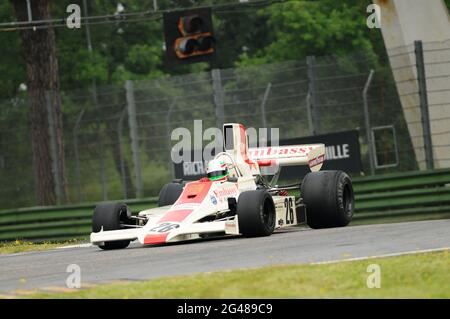 Imola, 6 juin 2012: Course inconnue voiture F1 classique 1974 Lola T370 de l'équipe de course Embassy Hill ex Graham Hill - Rolf Stommelen pendant la pratique d'Imola CLA Banque D'Images