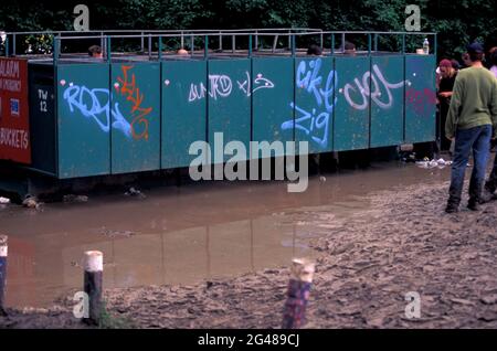 Toilettes boueuses au festival Glastonbury, Pilton, Somerset, Angleterre Banque D'Images