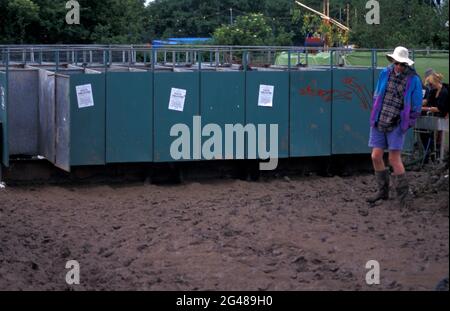 Toilettes boueuses au festival Glastonbury, Pilton, Somerset, Angleterre Banque D'Images