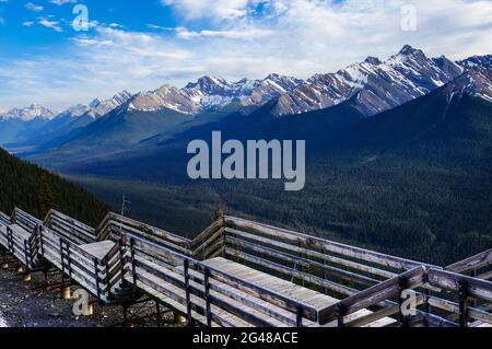 Un passage en bois au sommet du mont Sulphur avec vue panoramique sur les Rocheuses canadiennes dans le parc national Banff, Alberta, Canada. Banque D'Images