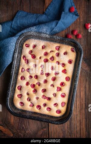 Gâteau fruité à la framboise connu sous le nom de Bublanina arrosé de sucre en poudre Banque D'Images