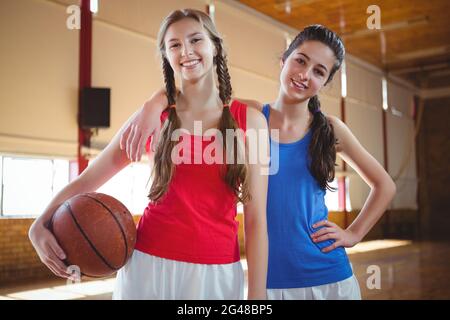 Portrait des joueuses de basket-ball de sexe féminin Banque D'Images