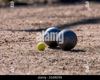 Gros plan de boules de pétanque sur le sol Banque D'Images