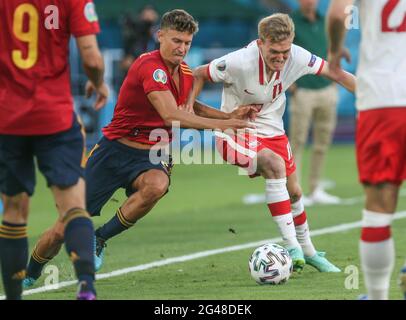 Séville, Espagne. 19 juin 2021. Football: Championnat d'Europe, Espagne - Pologne, cycle préliminaire, Groupe E, jour de match 2, Estadio de la Cartuja: L'Espagne Marcos Llorente combat pour le ballon avec Karol Swiderski en Pologne. Credit: Cezaro de Luca/dpa/Alay Live News Banque D'Images