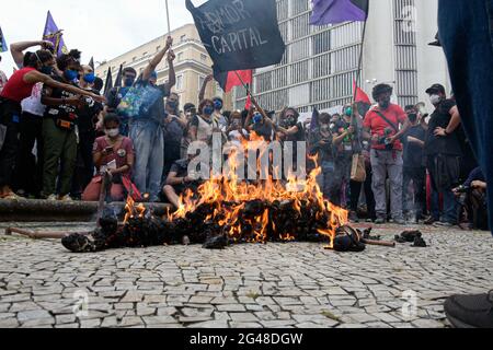 Rio de Janeiro, Brésil. 19 juin 2021. Des manifestants se sont rassemblés au monument Zumbi dos Palmares, dans le centre de Rio, ce samedi (19), pour protester contre l'administration du Président de la République, Jair Bolsonaro. La loi appelait à la destitution du président. Crédit: Carlos Santtos/FotoArena/Alay Live News Banque D'Images