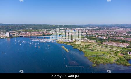 Vue aérienne de la baie de Cardiff montrant la zone humide de la baie de Cardiff et la route A423. Banque D'Images