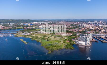 Vue aérienne de la baie de Cardiff montrant la zone marécageuse de la baie de Cardiff, l'hôtel St. Davids et la route de liaison A4232. Banque D'Images