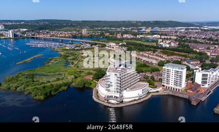 Vue aérienne de la baie de Cardiff montrant la zone marécageuse de la baie de Cardiff, l'hôtel St. Davids et la route de liaison A4232. Banque D'Images