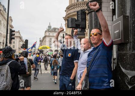 Londres, Royaume-Uni. 19 juin 2021. Les habitants de Londres chantent « Free Hong Kong » et font des gestes, pendant la manifestation. La police de sécurité nationale de Hong Kong a arrêté le rédacteur en chef et quatre cadres du journal pro-démocratie le 17 juin 2021 à Hong Kong, en radant sa salle de presse pour une deuxième fois dans le dernier coup porté à la tabloïd. Une manifestation en faveur du quotidien Apple a été organisée à l'extérieur de l'ambassade de Chine à Londres. Crédit : SOPA Images Limited/Alamy Live News Banque D'Images