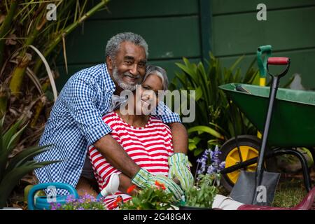 Portrait d'un couple aîné heureux qui embrasse dans l'arrière-cour Banque D'Images