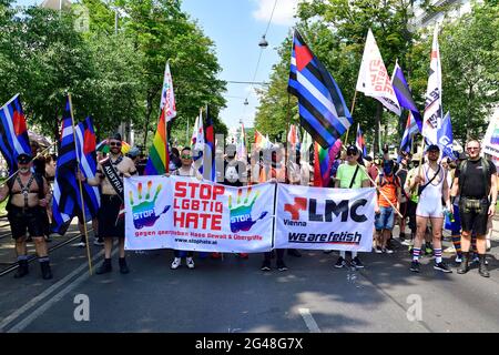 Vienne, Autriche. 19 juin 2021. Pour la 25e fois, la parade de l'arc-en-ciel (Vienna Pride) aura lieu sur la Ringstrasse de Vienne. Cette année, le défilé aura lieu sans véhicules, c'est-à-dire à pied, avec un fauteuil roulant ou un vélo, et revient ainsi à ses racines. Banque D'Images