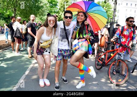 Vienne, Autriche. 19 juin 2021. Pour la 25e fois, la parade de l'arc-en-ciel (Vienna Pride) aura lieu sur la Ringstrasse de Vienne. Cette année, le défilé aura lieu sans véhicules, c'est-à-dire à pied, avec un fauteuil roulant ou un vélo, et revient ainsi à ses racines. Banque D'Images