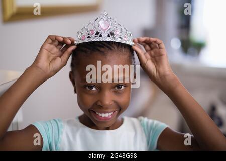 Portrait d'une fille portant une couronne Banque D'Images