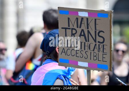 Vienne, Autriche. 19 juin 2021. Pour la 25e fois, la parade de l'arc-en-ciel (Vienna Pride) aura lieu sur la Ringstrasse de Vienne. Cette année, le défilé aura lieu sans véhicules, c'est-à-dire à pied, avec un fauteuil roulant ou un vélo, et revient ainsi à ses racines. Banque D'Images