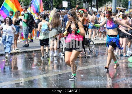 Vienne, Autriche. 19 juin 2021. Pour la 25e fois, la parade de l'arc-en-ciel (Vienna Pride) aura lieu sur la Ringstrasse de Vienne. Cette année, le défilé aura lieu sans véhicules, c'est-à-dire à pied, avec un fauteuil roulant ou un vélo, et revient ainsi à ses racines. Banque D'Images