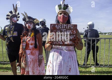 Brasilia, District fédéral, Brésil. 19 juin 2021. Les manifestants font un acte contre le Président Jair Bolsonaro et en faveur du vaccin sur l'Esplanade des ministères, à Brasilia. Les participants à la manifestation ont porté des banderoles et des affiches avec des slogans tels que « Out of Bolsonaro », « Vaccine Now », « Bolsonaro Genocide ». Crédit: Leco Viana/TheNEWS2/ZUMA Wire/Alay Live News Banque D'Images