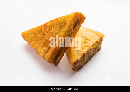 Pain en sandwich Pakora ou pakoda en forme de triangle servi avec du ketchup de tomate, chutney vert, en-cas indien populaire à l'heure du thé Banque D'Images