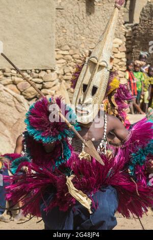 Danseurs Dogon exécutant la danse rituelle Dama portant des masques Kanaga, Mali Banque D'Images