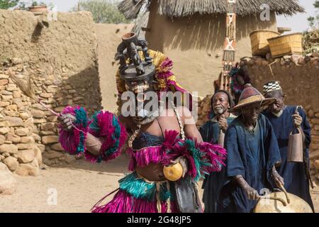 Danseurs Dogon exécutant la danse rituelle Dama portant des masques Kanaga, Mali Banque D'Images