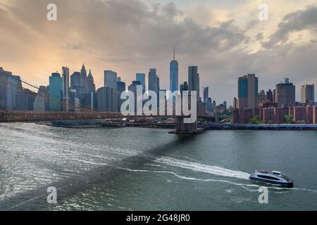 Vue panoramique aérienne en bateau naviguant dans la rivière Hudson près du centre-ville de New York. Banque D'Images