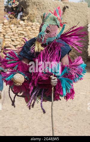 Danseurs Dogon exécutant la danse rituelle Dama portant des masques Kanaga, Mali Banque D'Images